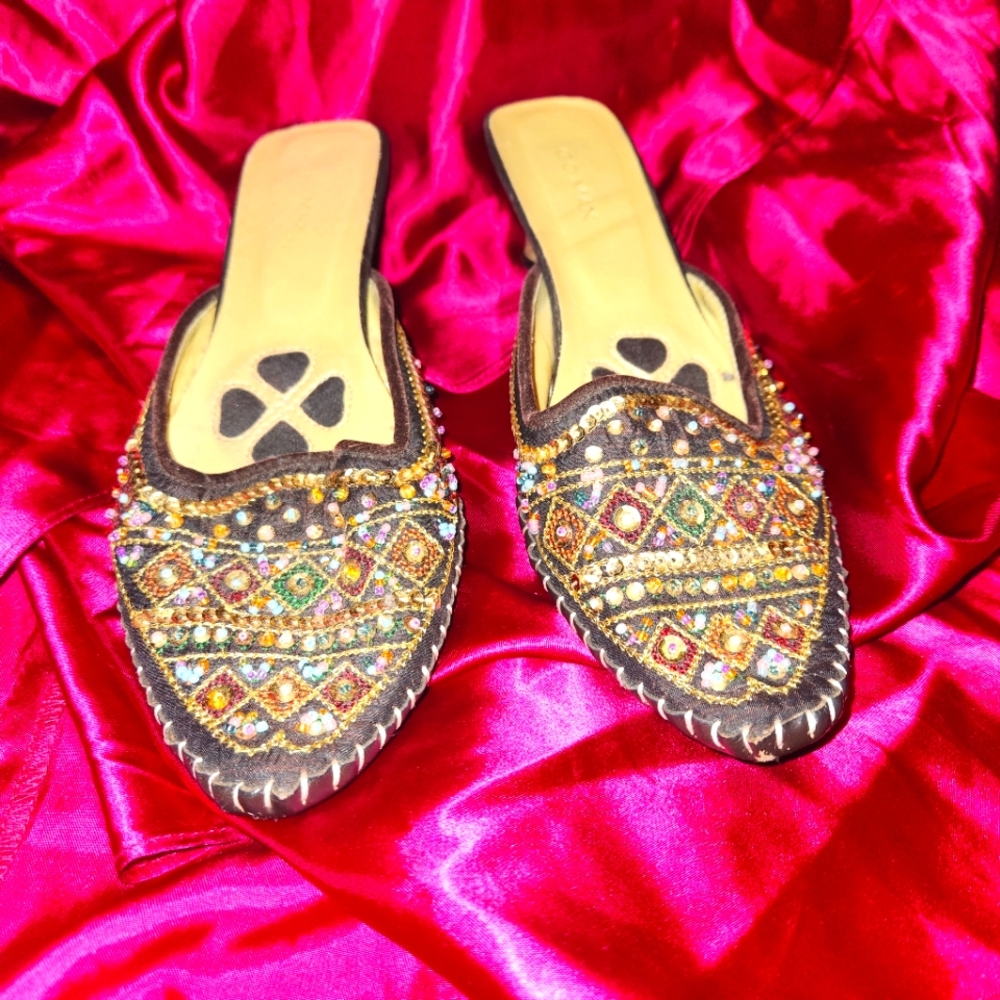 Unique sequins shoes with a kitten heel